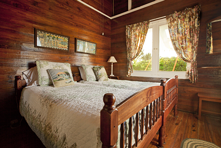 Second cottage bedroom with two twin beds.